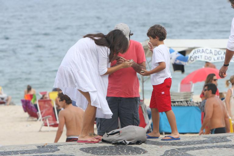 Bruno Mazzeo curte praia do Leblon com morena e filho, João 