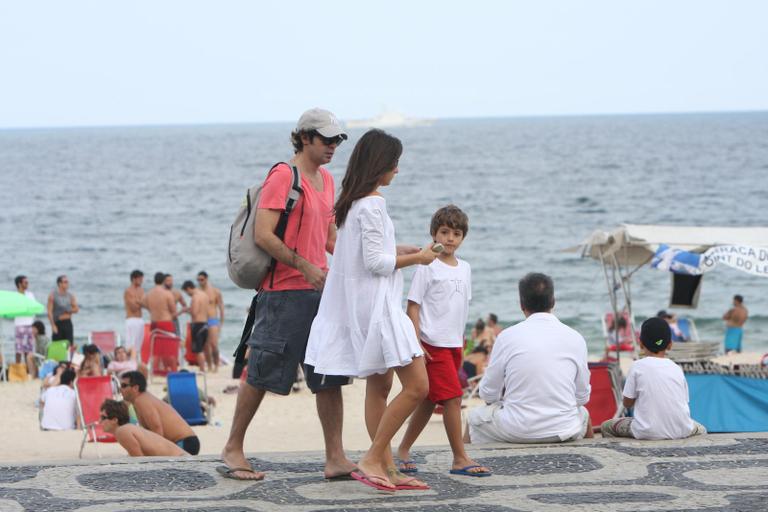 Bruno Mazzeo curte praia do Leblon com morena e filho, João 