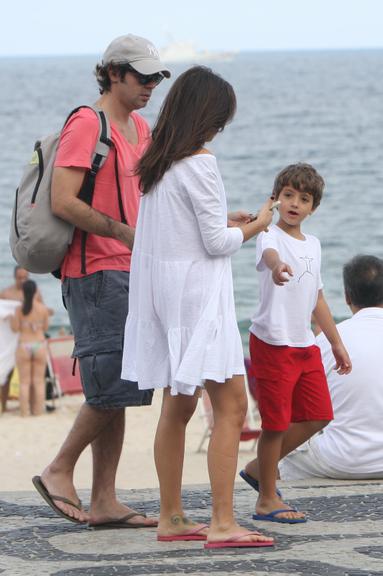 Bruno Mazzeo curte praia do Leblon com morena e filho, João 