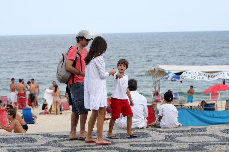 Bruno Mazzeo curte praia do Leblon com morena e filho, João 