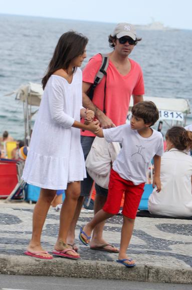 Bruno Mazzeo curte praia do Leblon com morena e filho, João 