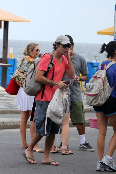 Bruno Mazzeo curte praia do Leblon com morena e filho, João 