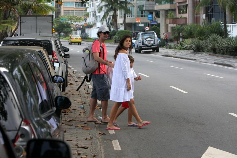 Bruno Mazzeo curte praia do Leblon com morena e filho, João 