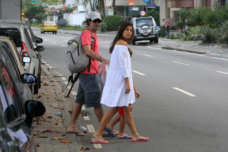 Bruno Mazzeo curte praia do Leblon com morena e filho, João 