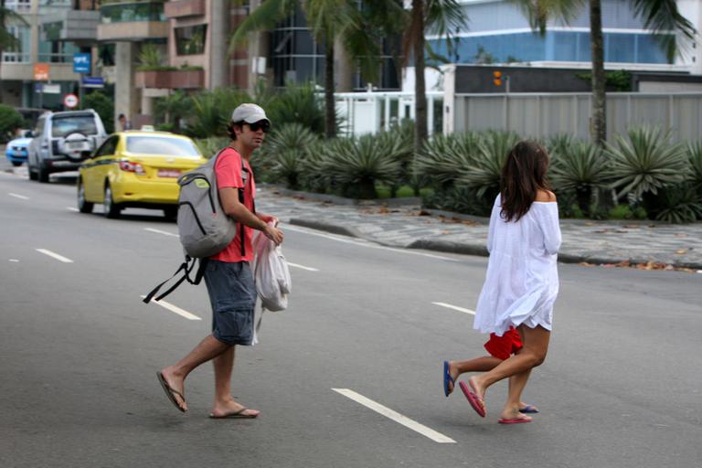 Bruno Mazzeo curte praia do Leblon com morena e filho, João 