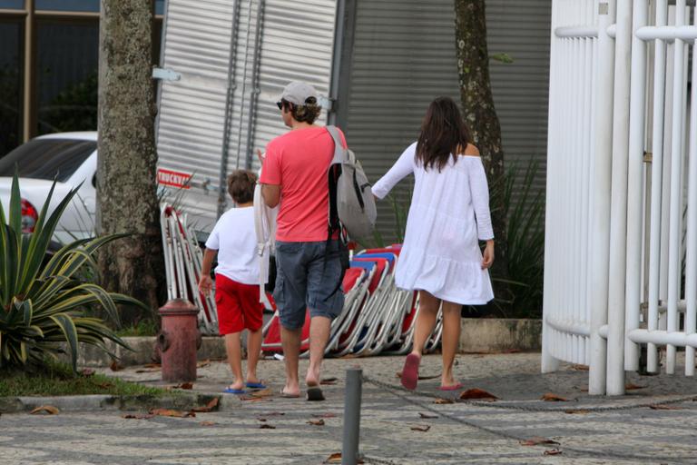 Bruno Mazzeo curte praia do Leblon com morena e filho, João 