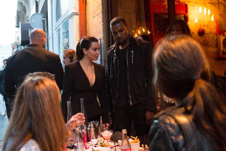 Kim Kardashian e Kanye West curtem a cidade de Paris, na França