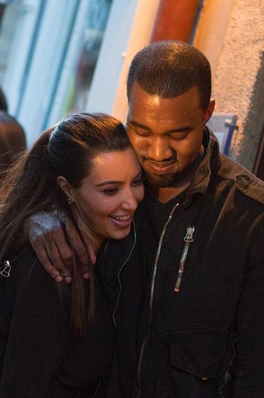 Kim Kardashian e Kanye West curtem a cidade de Paris, na França