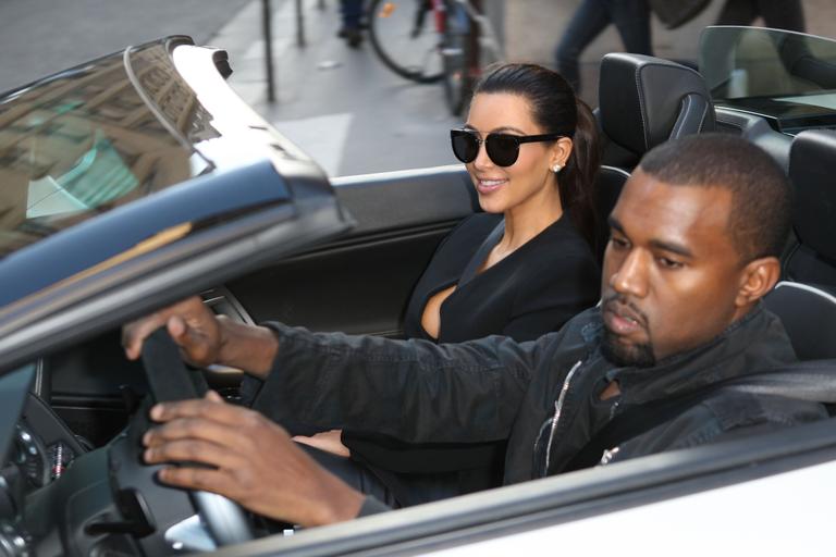 Kim Kardashian e Kanye West curtem a cidade de Paris, na França