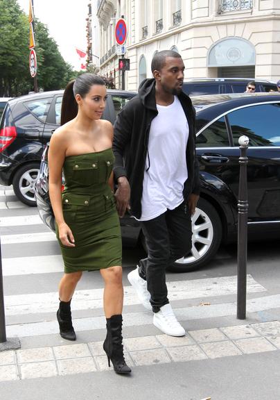 Kim Kardashian e Kanye West curtem a cidade de Paris, na França