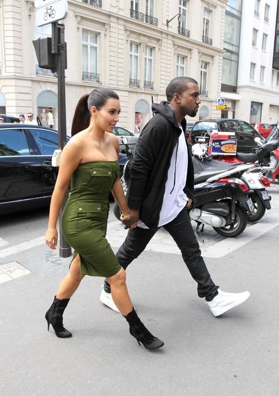 Kim Kardashian e Kanye West curtem a cidade de Paris, na França