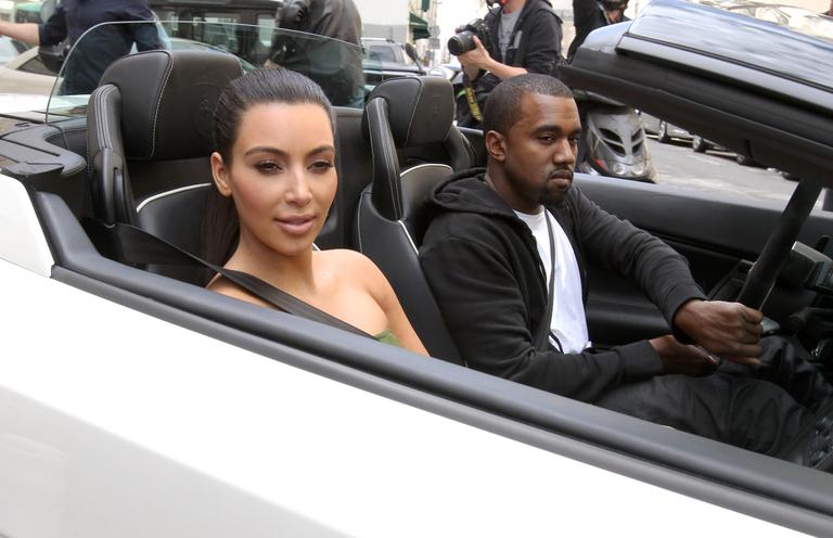 Kim Kardashian e Kanye West curtem a cidade de Paris, na França