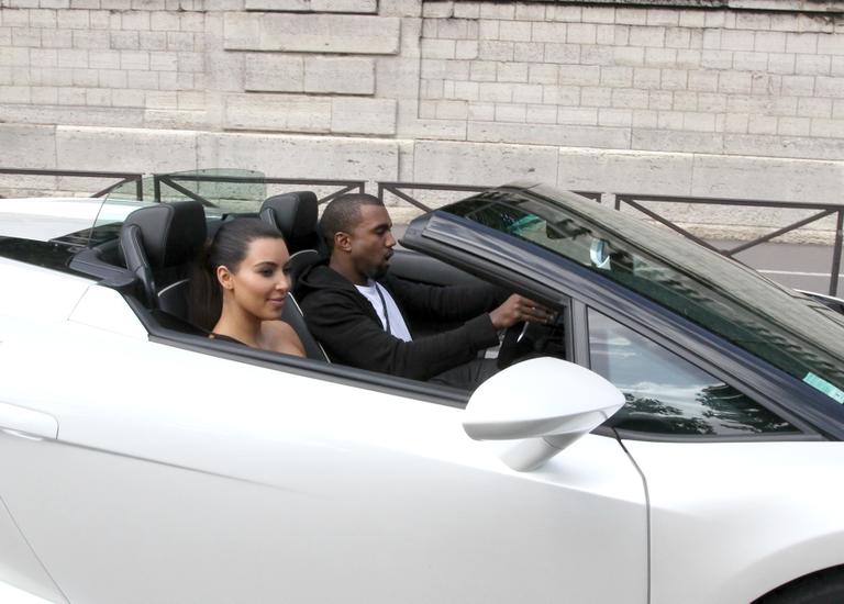 Kim Kardashian e Kanye West curtem a cidade de Paris, na França