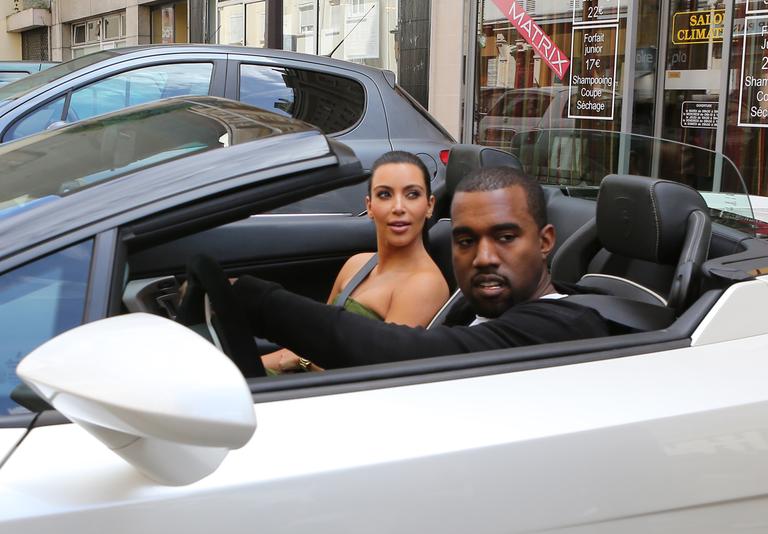 Kim Kardashian e Kanye West curtem a cidade de Paris, na França