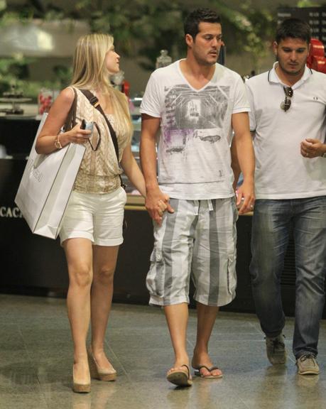 Susana Werner com o marido Julio Cesar em um shopping no Rio de Janeiro