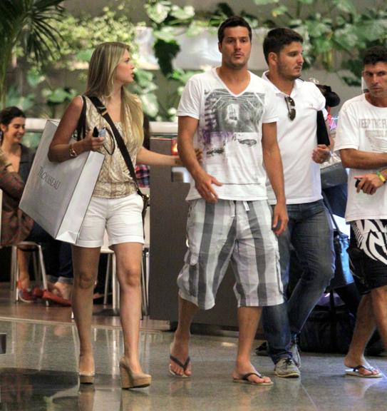 Susana Werner com o marido Julio Cesar em um shopping no Rio de Janeiro