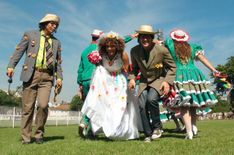 Aparecida Petrowky e Felipe Dylon nos preparativos para o Arraial da Providência 2012