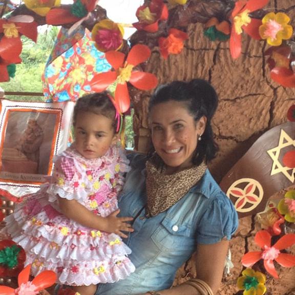 Scheila Carvalho e a filha Giullia em festa junina da escola