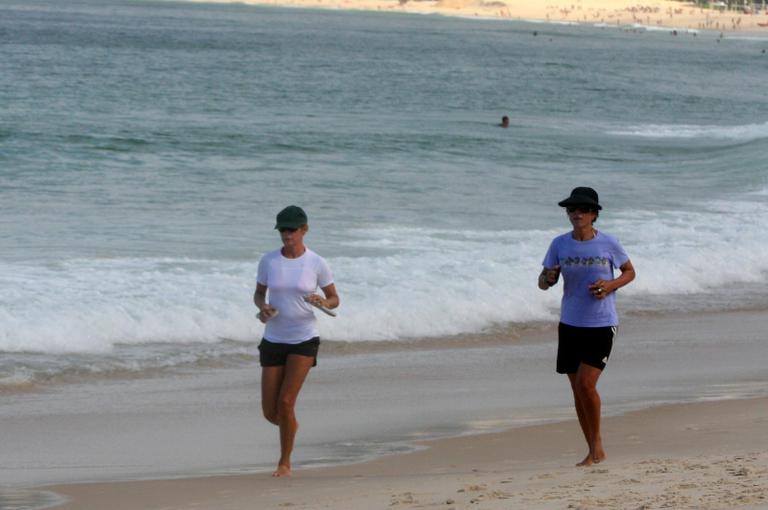 Andrea Beltrão corre pela praia de Ipanema, no Rio de Janeiro