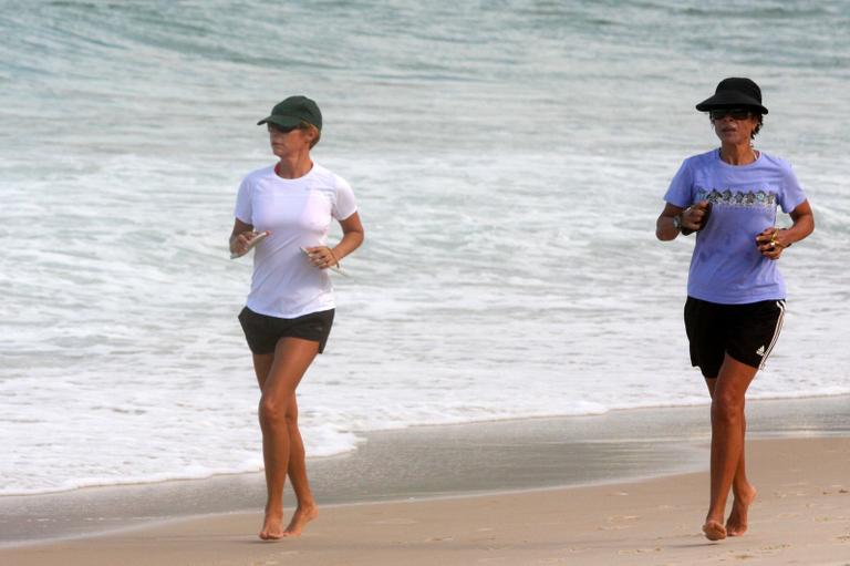 Andrea Beltrão corre pela praia de Ipanema, no Rio de Janeiro