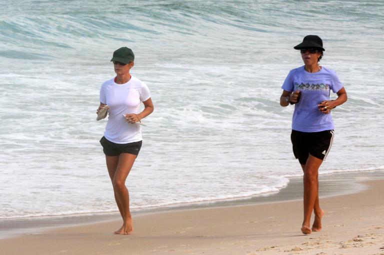 Andrea Beltrão corre pela praia de Ipanema, no Rio de Janeiro