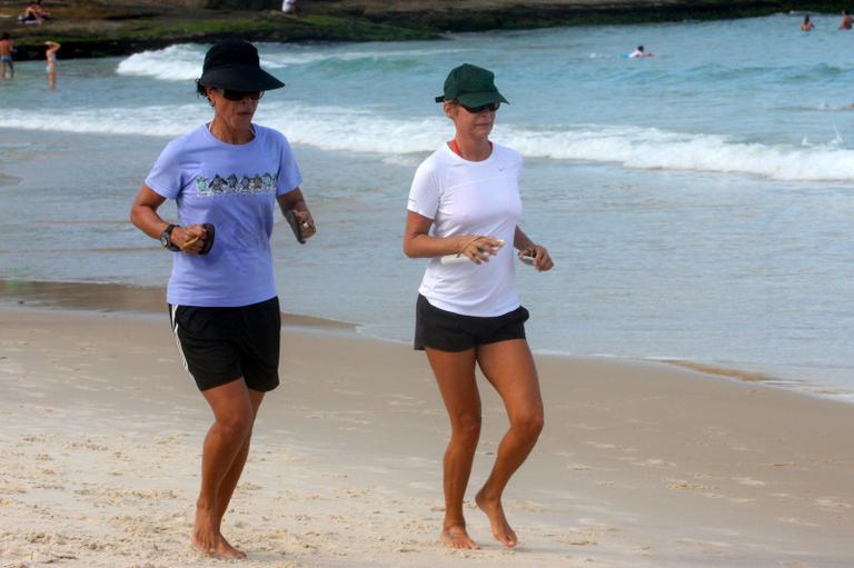 Andrea Beltrão corre pela praia de Ipanema, no Rio de Janeiro