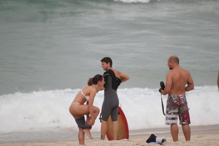 Mario Frias surfa na Barra da Tijuca, Rio de Janeiro