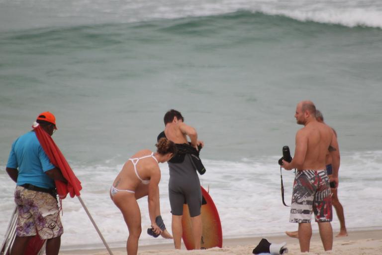 Mario Frias surfa na Barra da Tijuca, Rio de Janeiro