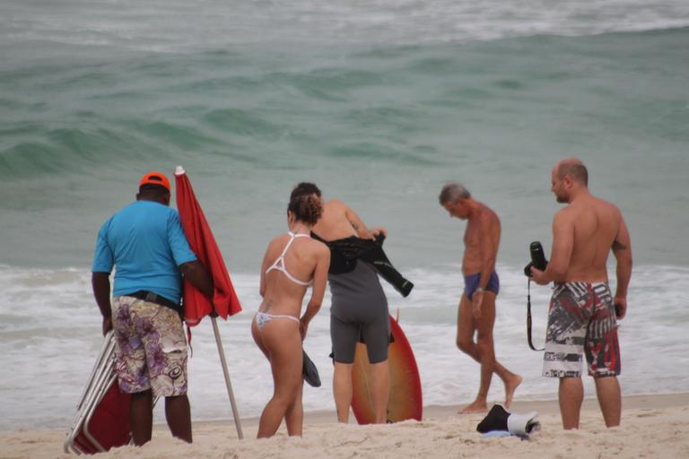 Mario Frias surfa na Barra da Tijuca, Rio de Janeiro