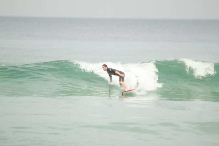 Mario Frias surfa na Barra da Tijuca, Rio de Janeiro