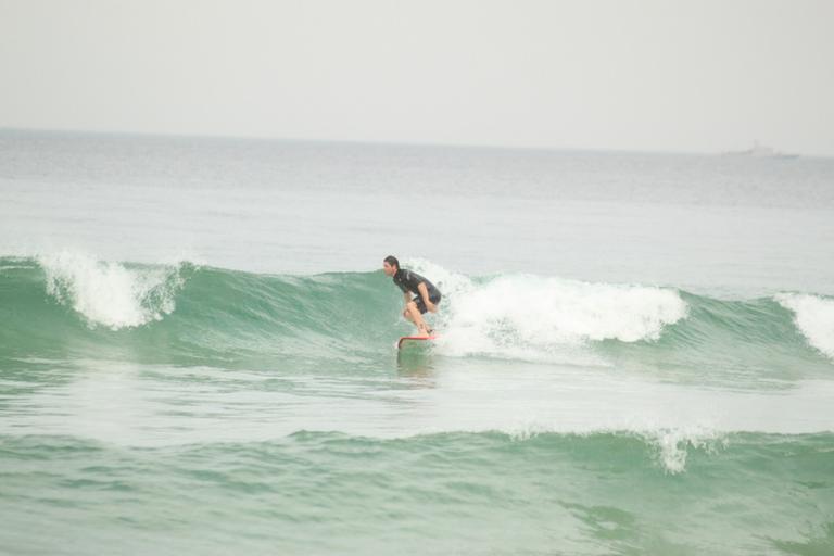 Mario Frias surfa na Barra da Tijuca, Rio de Janeiro