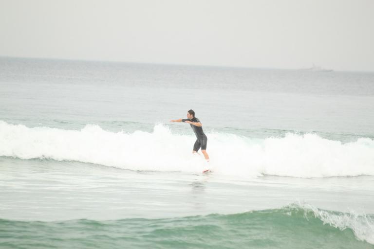 Mario Frias surfa na Barra da Tijuca, Rio de Janeiro