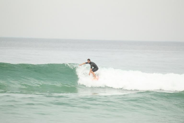 Mario Frias surfa na Barra da Tijuca, Rio de Janeiro