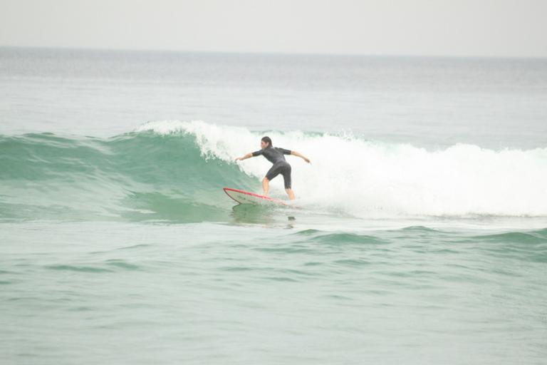 Mario Frias surfa na Barra da Tijuca, Rio de Janeiro