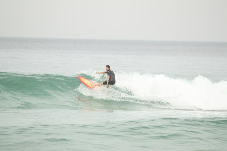 Mario Frias surfa na Barra da Tijuca, Rio de Janeiro