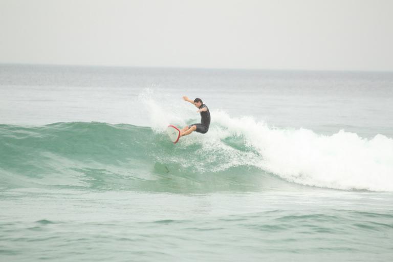 Mario Frias surfa na Barra da Tijuca, Rio de Janeiro