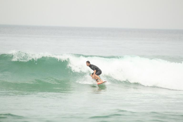 Mario Frias surfa na Barra da Tijuca, Rio de Janeiro