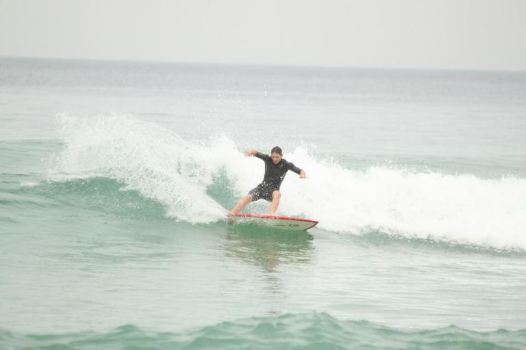 Mario Frias surfa na Barra da Tijuca, Rio de Janeiro