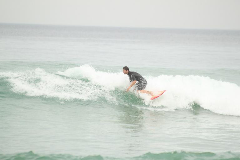 Mario Frias surfa na Barra da Tijuca, Rio de Janeiro