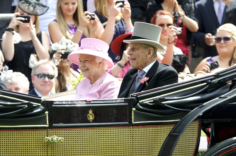 Elizabeth II e Philip desfilam de carruagem em tradicional corrida de cavalos