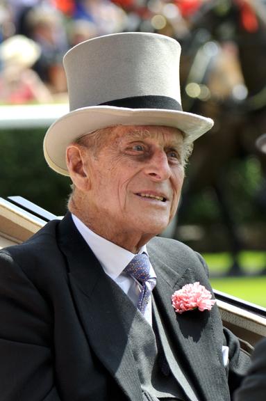 Elizabeth II e Philip desfilam de carruagem em tradicional corrida de cavalos