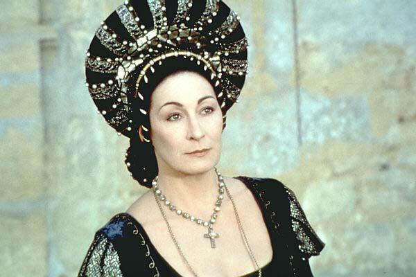 Anjelica Huston assumiu o papel da vilã Rodmilla, em 'Para Sempre Cinderela'