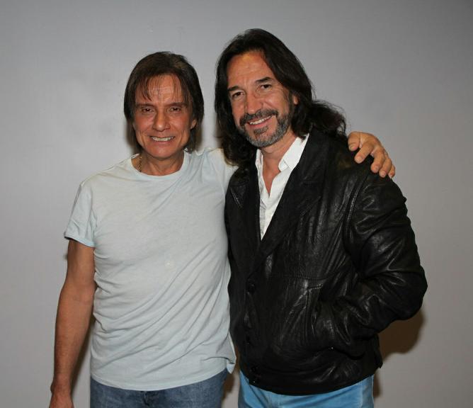 Roberto Carlos e o cantor mexicano Marco Antonio Solis, também conhecido como El Buki, após o show do brasileiro em Los Angeles