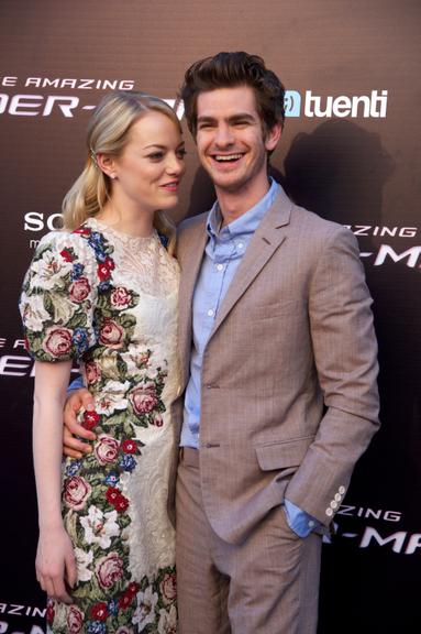 Emma Stone e Andrew Garfield mostram sintonia no red carpet de 'O Espetacular Homem-Aranha'