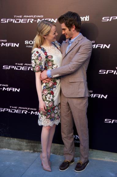 Emma Stone e Andrew Garfield mostram sintonia no red carpet de 'O Espetacular Homem-Aranha'