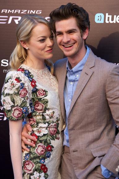 Emma Stone e Andrew Garfield mostram sintonia no red carpet de 'O Espetacular Homem-Aranha'