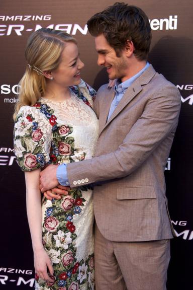 Emma Stone e Andrew Garfield mostram sintonia no red carpet de 'O Espetacular Homem-Aranha'