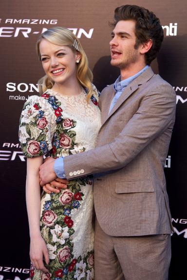 Emma Stone e Andrew Garfield mostram sintonia no red carpet de 'O Espetacular Homem-Aranha'