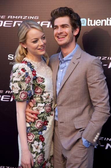 Emma Stone e Andrew Garfield mostram sintonia no red carpet de 'O Espetacular Homem-Aranha'