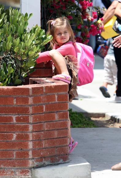 Alessandra Ambrosio e Anja se divertem em saída de escola nos Estados Unidos